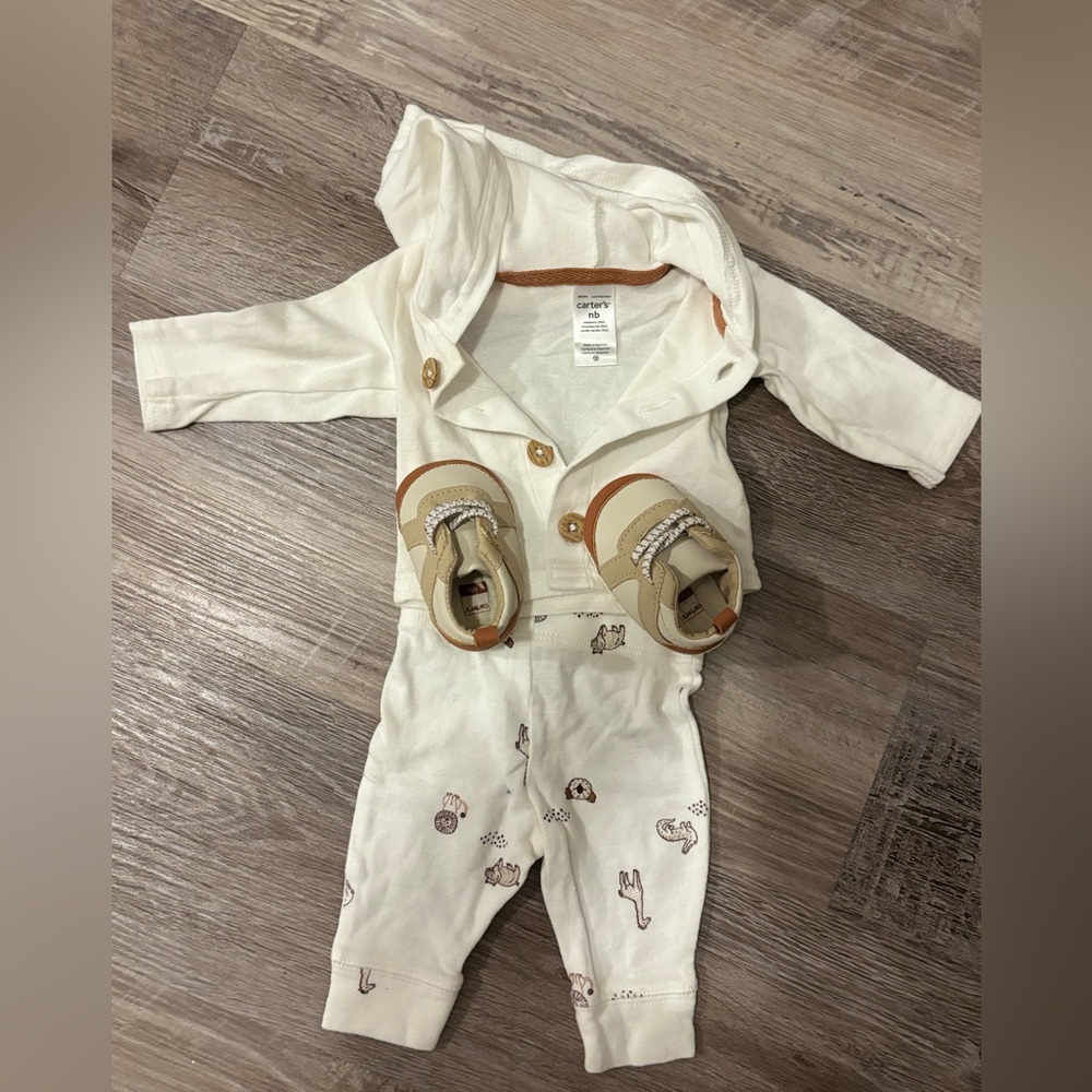Carter's baby unisex- White 2 Pieces with Tan Shoes (NB)